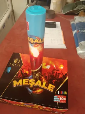 Troy Büyük Meşale 2026 - Siyah metal gövdeli ve ahşap saplı kamp meşalesi